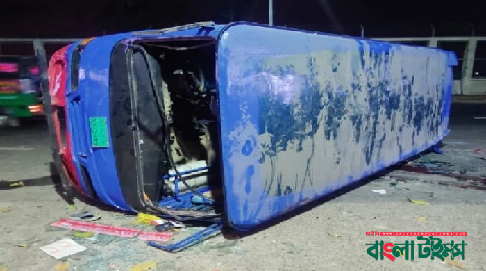 তেলবাহী ট্রেনের সঙ্গে দ্রুতগামী বাসের সংঘর্ষে নিহত ৩